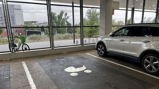 Parkovací místo vyhrazené pro vozidla s kočárky či dětmi Parkovací místo vyhrazené pro vozidla s kočárky či dětmi