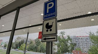 Parkovací místo vyhrazené pro vozidla s kočárky či dětmi Parkovací místo vyhrazené pro vozidla s kočárky či dětmi