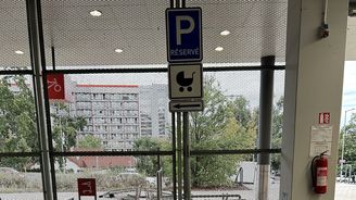 Parkovací místo vyhrazené pro vozidla s kočárky či dětmi Parkovací místo vyhrazené pro vozidla s kočárky či dětmi