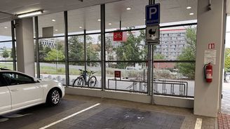 Parkovací místo vyhrazené pro vozidla s kočárky či dětmi Parkovací místo vyhrazené pro vozidla s kočárky či dětmi