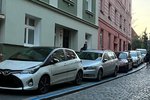 Praha 4 v ulici Horní změnila systém parkovacích stání, čímž auta zabírají půlku chodníku. 