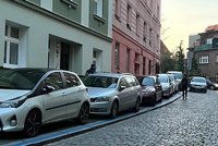 Parkování v Praze je peklo. Městské části požadují přísnější tresty