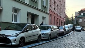 Praha 4 v ulici Horní změnila systém parkovacích stání, čímž auta zabírají půlku chodníku. 