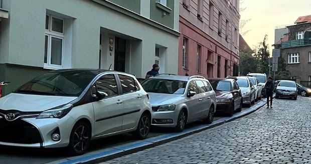 Praha 4 v ulici Horní změnila systém parkovacích stání, čímž auta zabírají půlku chodníku.