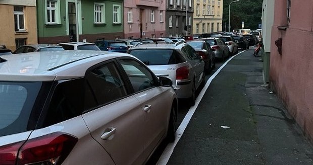 Praha 4 v ulici Horní změnila systém parkovacích stání, čímž auta zabírají půlku chodníku.
