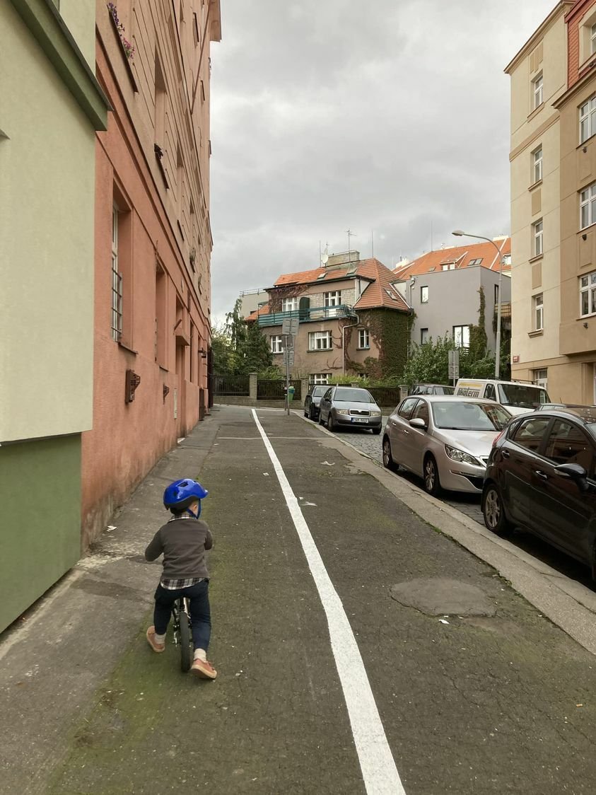 Praha 4 v ulici Horní změnila systém parkovacích stání, čímž auta zabírají půlku chodníku.