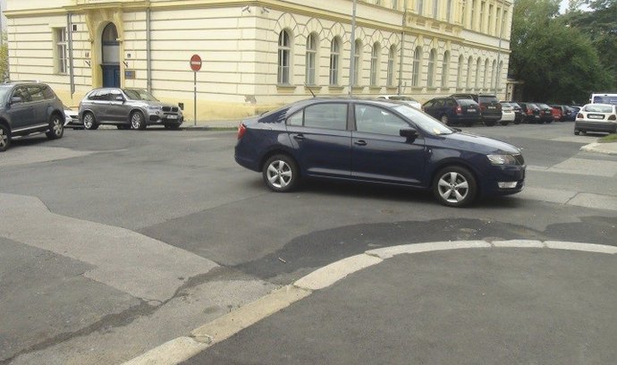 Někteří řidiči buď neumí parkovat, nebo neberou ohled na ostatní. Takto například parkují v Praze.