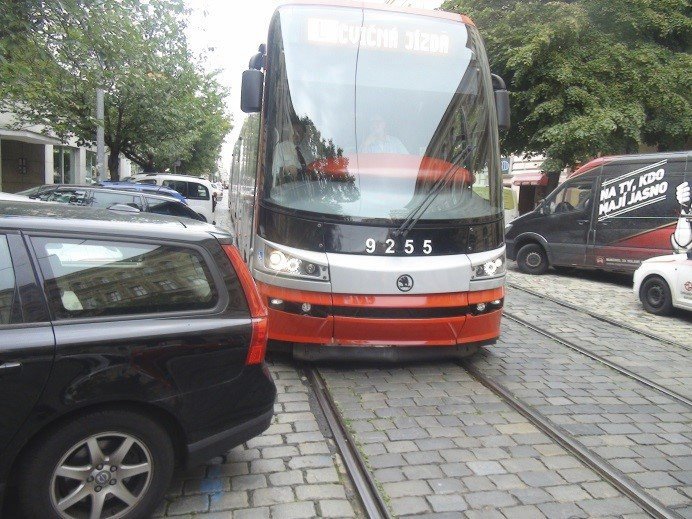 Někteří řidiči buď neumí parkovat, nebo neberou ohled na ostatní. Takto například parkují v Praze.