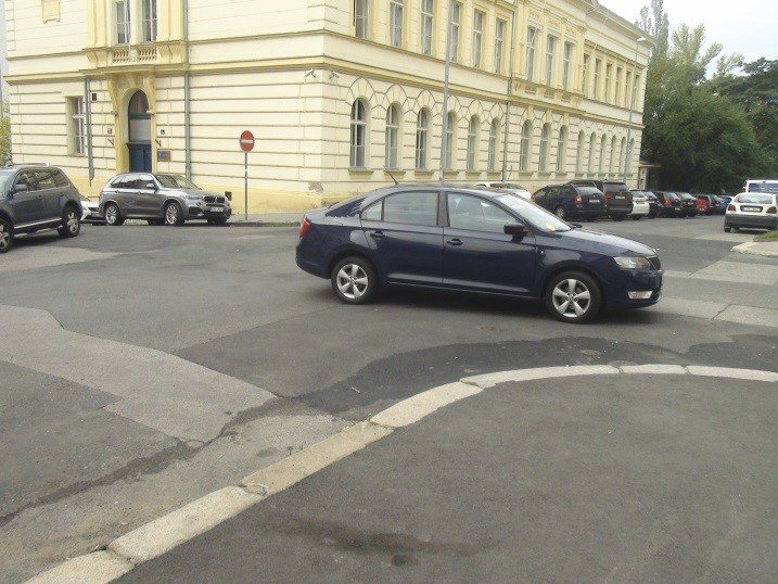 Někteří řidiči buď neumí parkovat, nebo neberou ohled na ostatní. Takto například parkují v Praze.