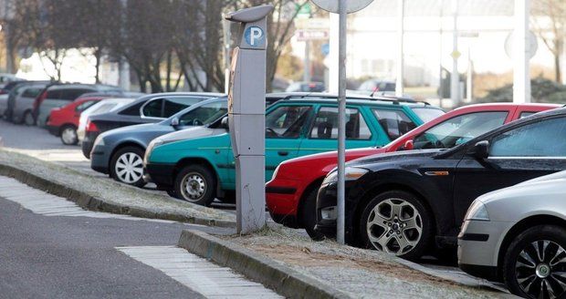 Až 250 tisíc aut může na konci roku papírově zaniknout. Pozor si musí dát především motoristé, kteří je  dali do depozitu před 30. červnem 2013(Ilustrační foto)