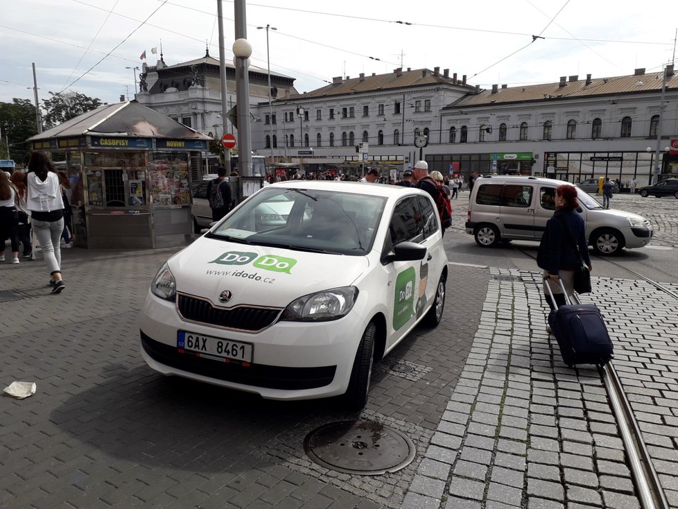 V centru Brna parkují řidiči bez ohledu na regulace často kde se jim zlíbí.