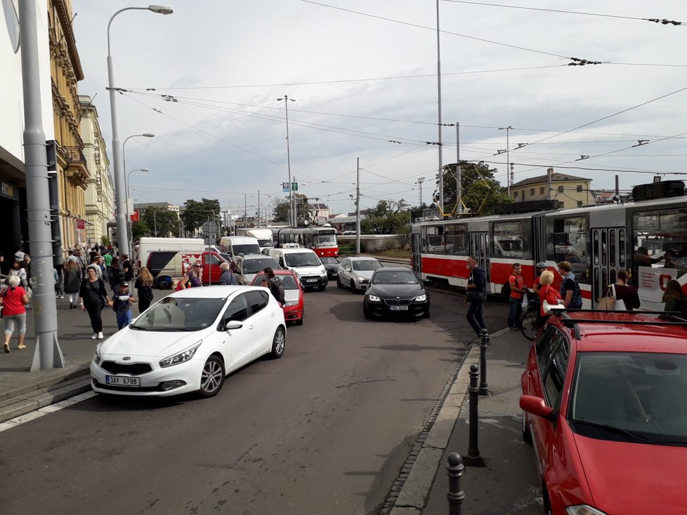 V centru Brna parkují řidiči bez ohledu na regulace často kde se jim zlíbí.