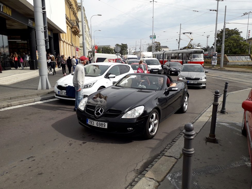 V centru Brna parkují řidiči bez ohledu na regulace často kde se jim zlíbí.