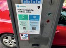 V Děčíně stačí k zaplacení parkovného telefon. Je možnost použít aplikaci ParkSimply, kdo ji nemá, zaplatí přes internetovou stránku, ke které ho navede kód QR na automatu.