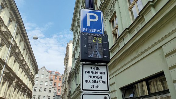 Budoucnost parkování je bez lístečků. Aplikace není jediným řešením