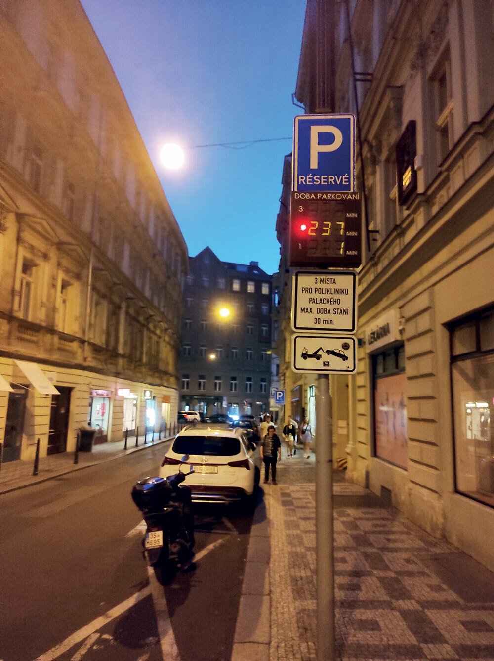 V Palackého ulici v Praze používají místo zelených a červených čísel kontrolky. Červené světýlko vedle údaji o času značí, že řidič překročil povolenou půlhodinu.