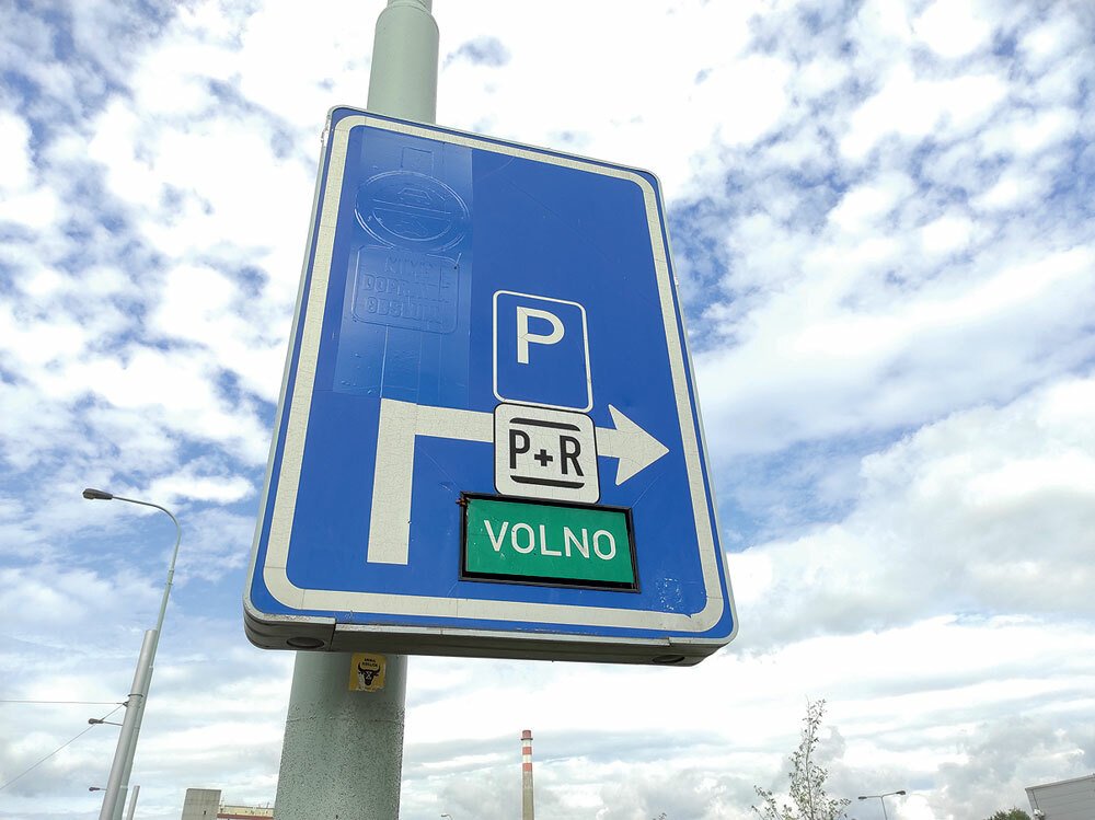 Informace o obsazenosti parkovišť, ať už zjištěné přes kamery, nebo čidla v silnici, mohou skončit v aplikaci, na tabulích nebo můžou ovládat proměnné dopravní značení