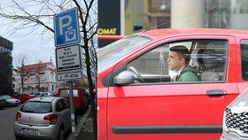 Vláda zatím neprodloužila zrušení parkovacích modrých zón. (31. 3. 2020)
