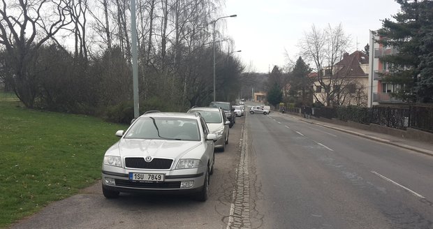 Blízko Ladronky se dá těžko zaparkovat i během všedních dnů.