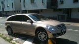 Parkování v Praze: Mercedes vjel na sokl
