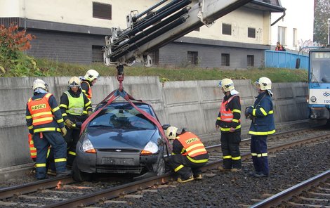 Při skoku z dvoumetrové zídky do kolejiště se fordka kupodivu nepřevrátila a přistála na kolech!