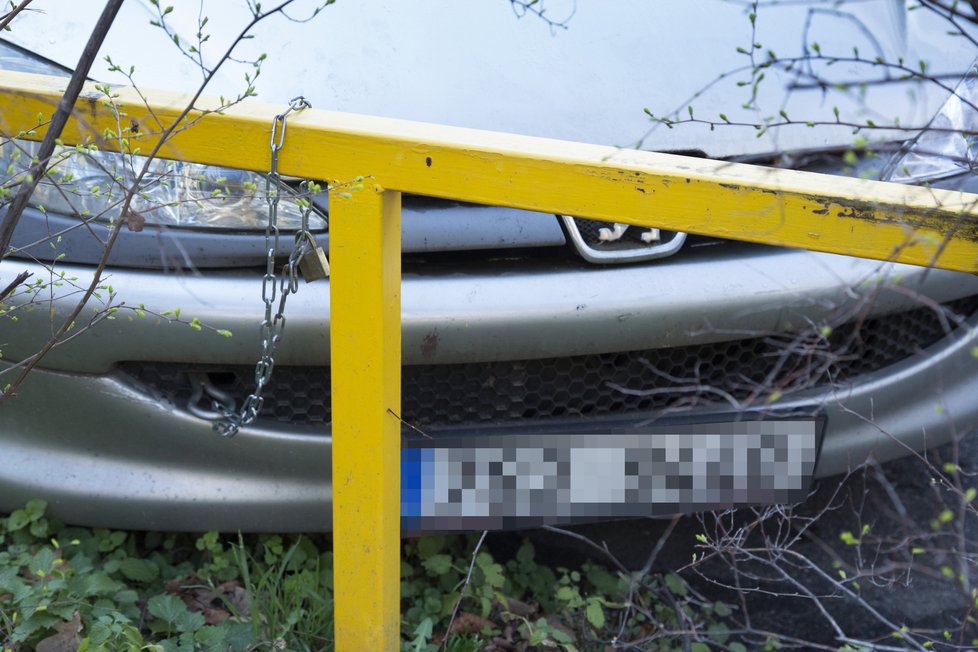 Nový způsob parkování? Vtipálek přivázal své auto řetězem k zábradlí.