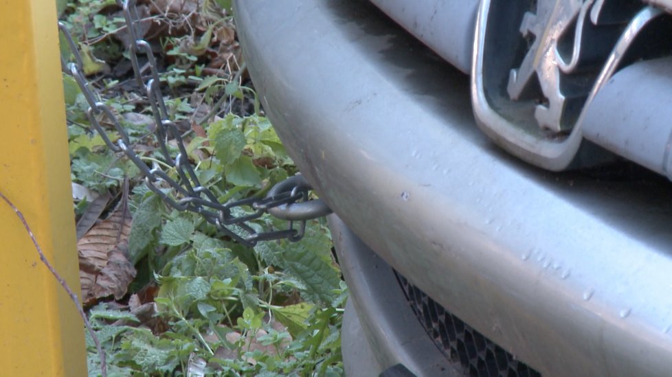 Nový způsob parkování? Vtipálek přivázal své auto řetězem k zábradlí.