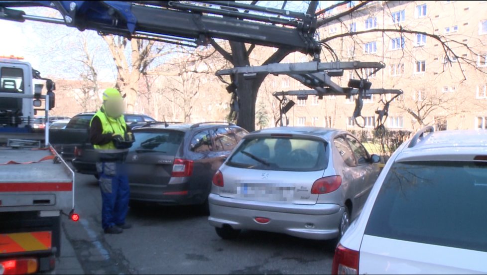 Nový způsob parkování? Vtipálek přivázal své auto řetězem k zábradlí.