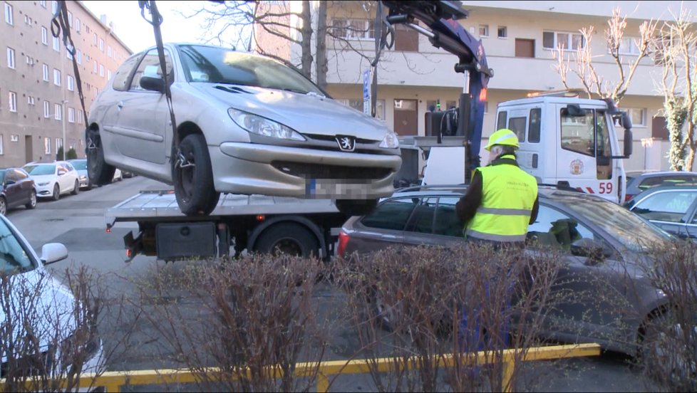 Nový způsob parkování? Vtipálek přivázal své auto řetězem k zábradlí.