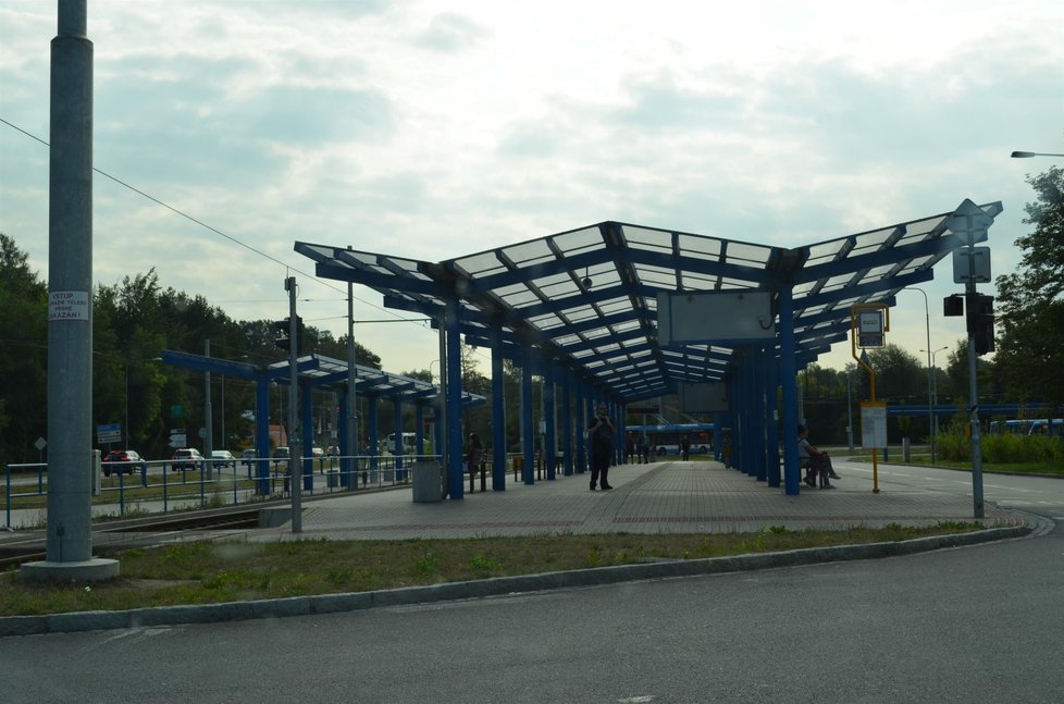 Záchytná plocha na Hranečníku s parkováním zdarma a sousedním autobusovým nádražím