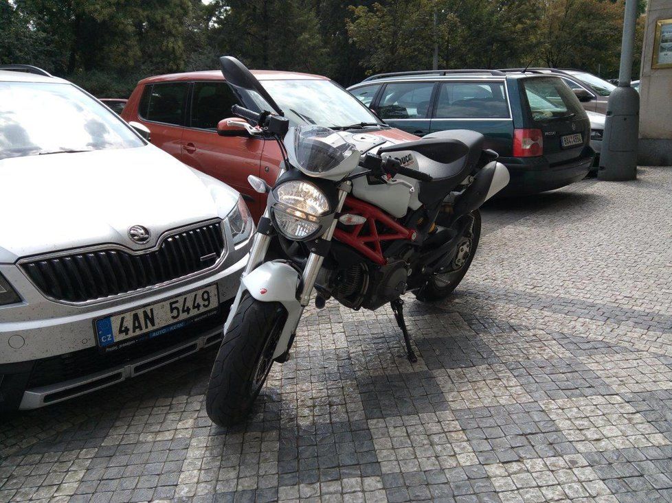 Motorky a skútry mohou v Praze zadarmo na modré zóny, za stání na chodníku zaplatíte pokutu.