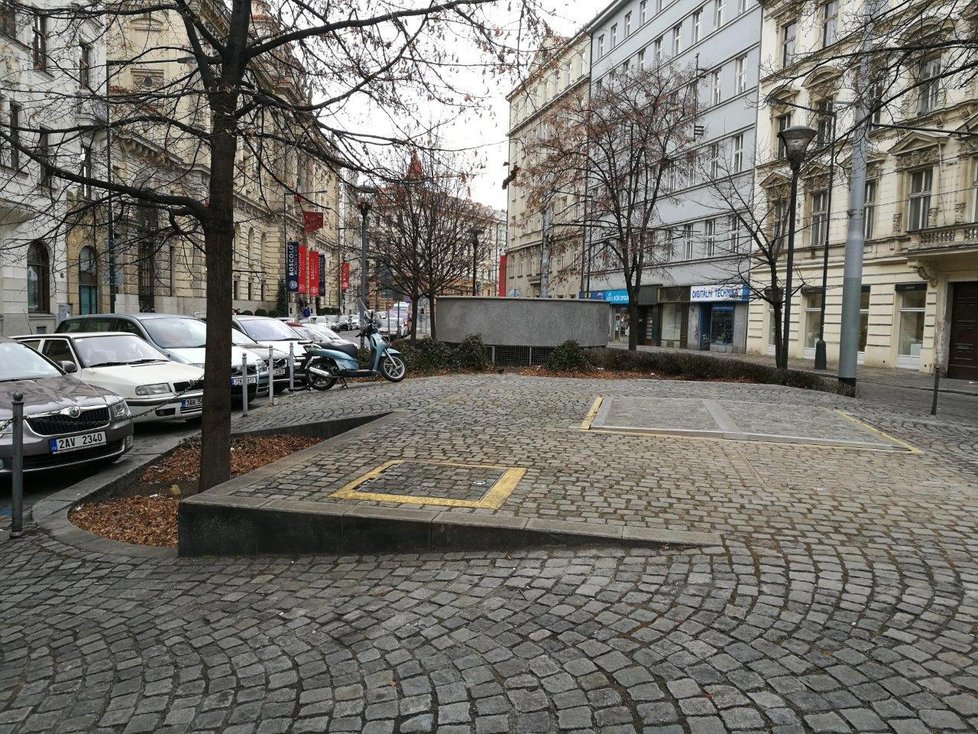 Motorky a skútry můžete v Praze parkovat na modrých zónách, za stání na chodníku dostanete pokutu.