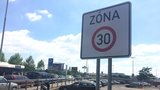 Po Praze 7 už výhradně „třicítkou“: Většiny ulic se dotkne omezení pro nejvyšší povolenou rychlost