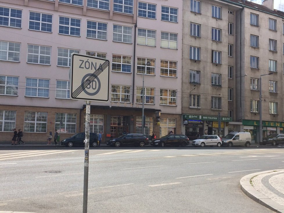Na území Prahy 7 mizí dopravní značky, podle radnice už jsou některé zbytečné.
