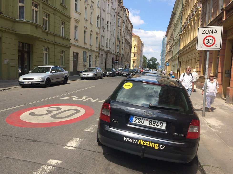 Lidé si stěžují na úbytek parkovacích míst na Letné. Za poslední roky jich ale víc přibylo.