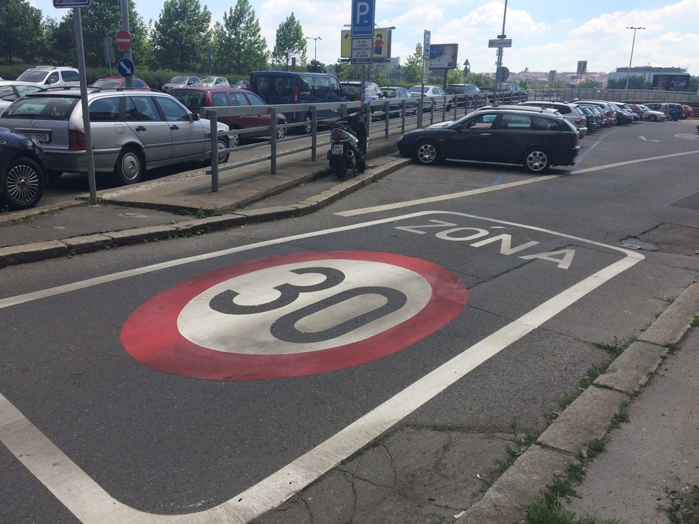 Lidé si stěžují na úbytek parkovacích míst na Letné. Za poslední roky jich ale víc přibylo.