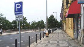 Na nábřeží Kapitána Jaroše v Praze 7 jsou nové sloupky, které zabraňují autům v parkování na chodníku.