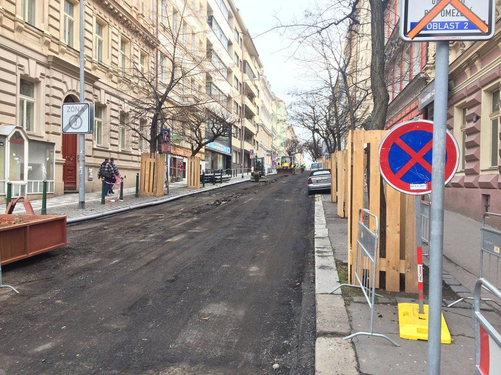 Stavební úpravy v Belgické a Americké ulici komplikují parkování na Vinohradech.