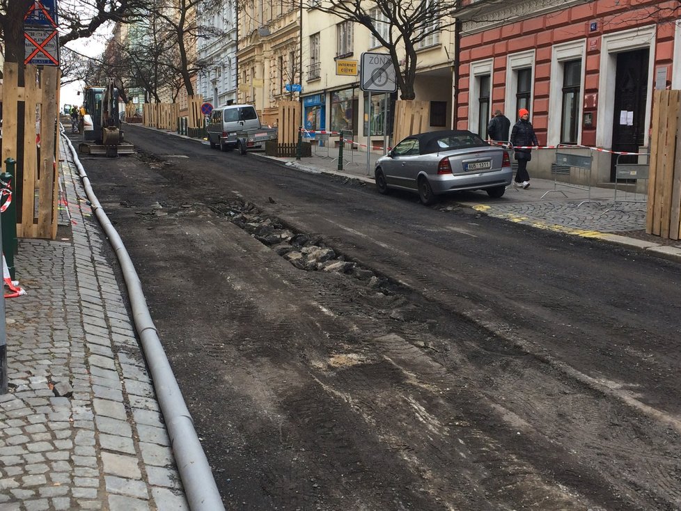 V Americké ulici dělníci pracují na vodovodním řadu.