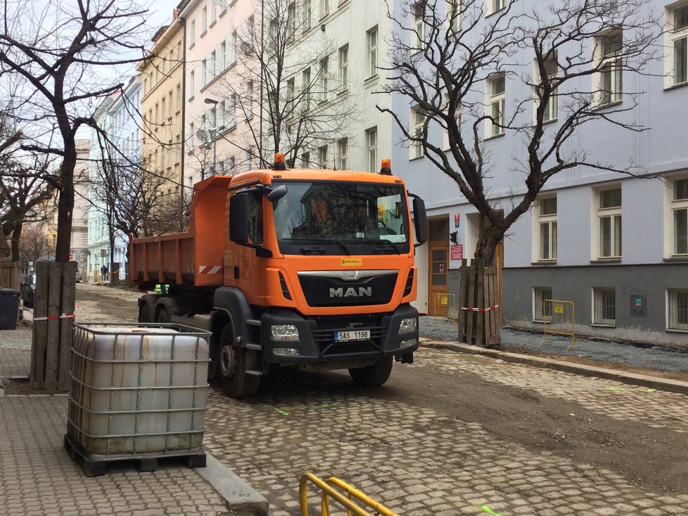 Stavební úpravy v Belgické a Americké ulici komplikují parkování na Vinohradech.