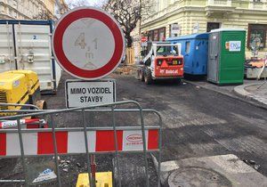 Kvůli havarijnímu stavu horkovodu je v současných dnech uzavřena ulice Na Jarově v Praze 3. Práce potrvají do 20. dubna. (ilustrační foto)
