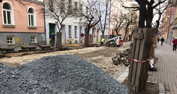 V Belgické ulici na Vinohradech pokračuje rozsáhlá rekonstrukce.