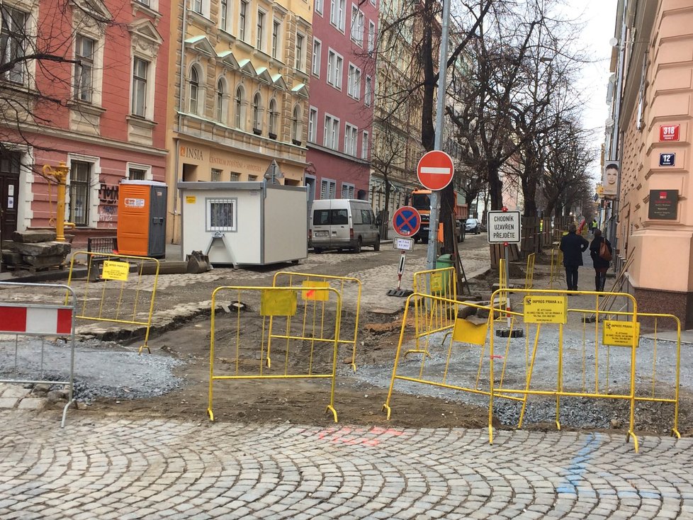 Stavební úpravy v Belgické a Americké ulici komplikují parkování na Vinohradech.