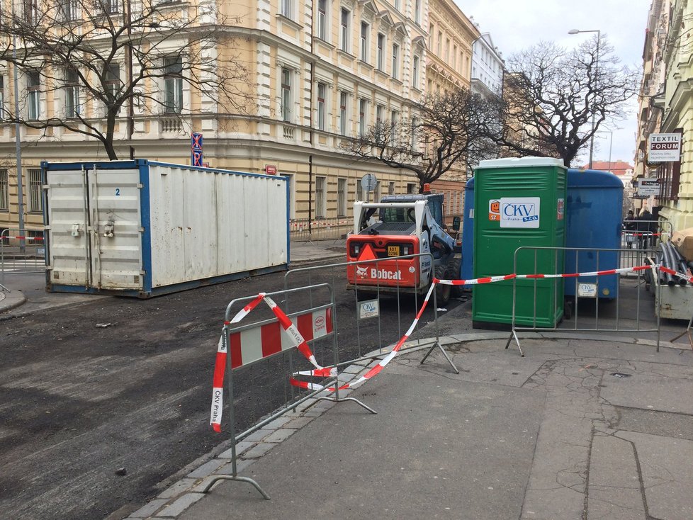 Stavební úpravy v Belgické a Americké ulici komplikují parkování na Vinohradech.