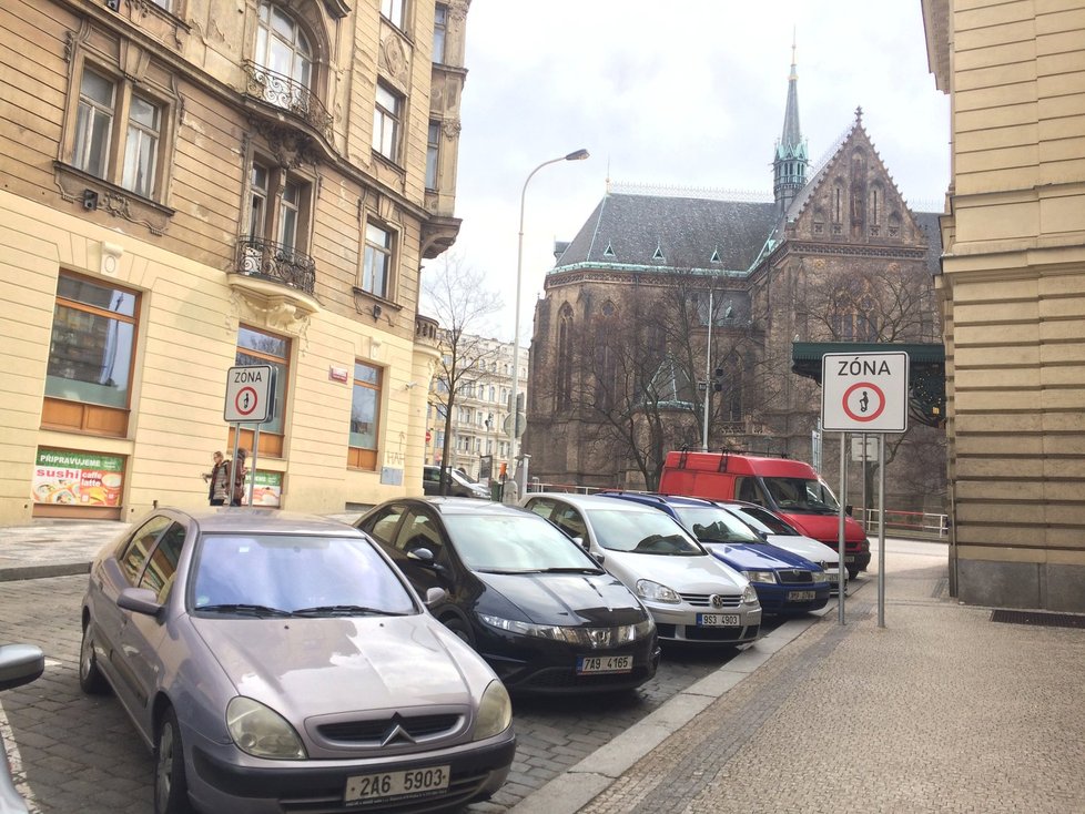 Šubertova ulice u divadla nabízí parkování pro návštěvníky jen z půlky, druhá část je pro rezidenty.