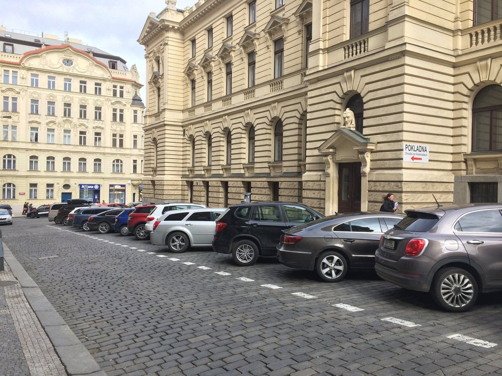 V Ibsenově ulici u divadla mohou parkovat návštěvníci, auto ale nechají na druhé straně náměstí Míru.