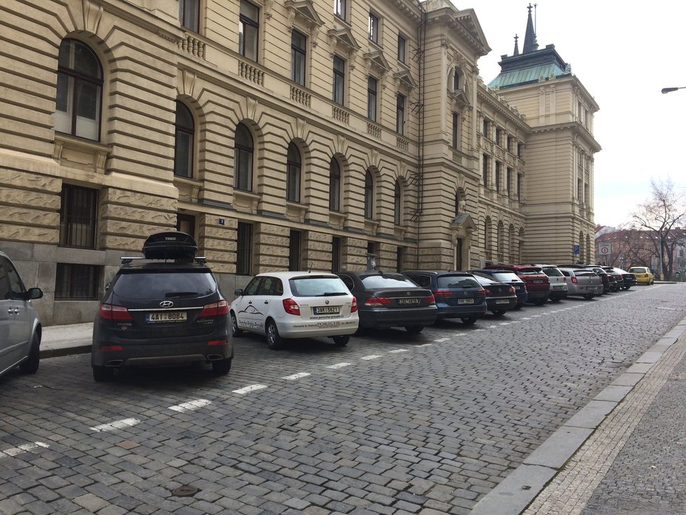 V Ibsenově ulici u divadla mohou parkovat návštěvníci, auto ale nechají na druhé straně náměstí Míru.