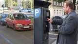 Na ulicích kolem Bulovky budou platit parkovací zóny: Praha 8 zatím neví, v jakých ulicích