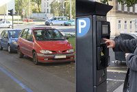 Řidiči, pozor při parkování! Modré zóny začaly znovu fungovat už i v Praze