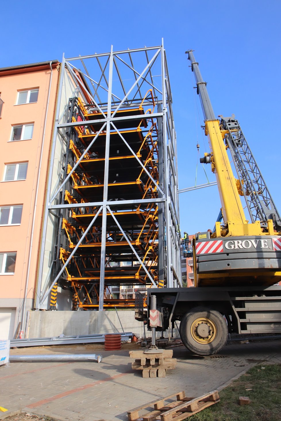 Unikátní parkovací místa vznikají v brněnské části Řečkovice a Mokrá Hora. Auta budou na dvou &#34;kolotočích&#34; v těsné blízkosti obytného domu.